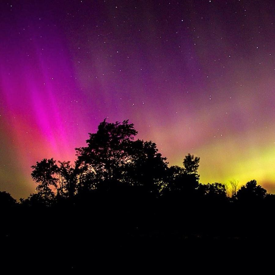 Le ciel stellaire et les aurores boréales illuminent l État de l étoile du Nord 