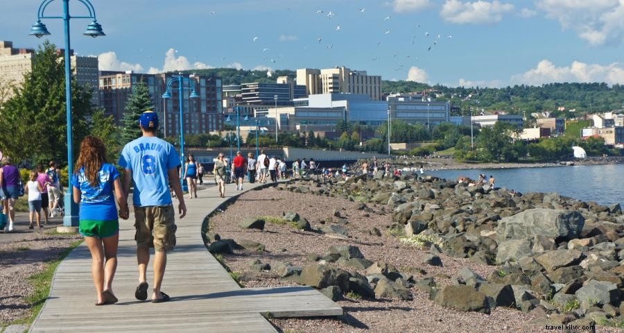 tanah 10, 000 Langkah:Berjalan atau Berlari di Jalur Minnesota Populer Ini 