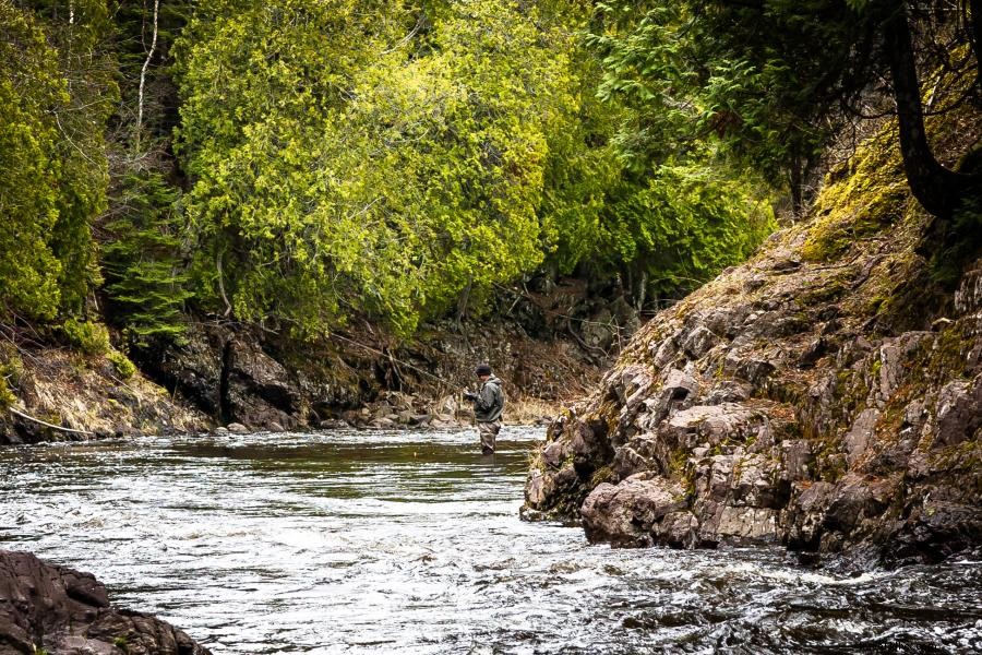 Onde pescar no rio na Terra dos 10, 000 lagos 