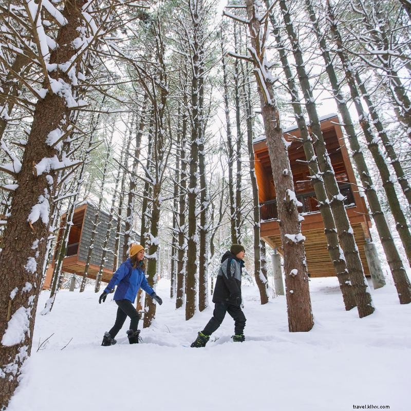 Raquetas de nieve a través del vasto desierto de Minnesota 