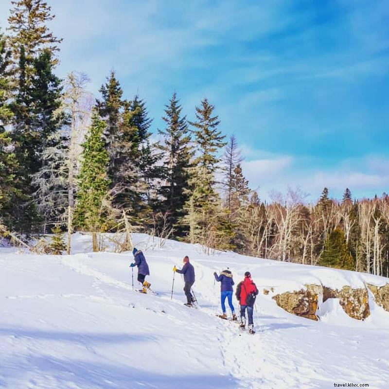 Racchette da neve attraverso il vasto deserto del Minnesota 