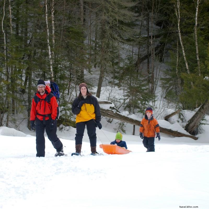 Raquetas de nieve a través del vasto desierto de Minnesota 