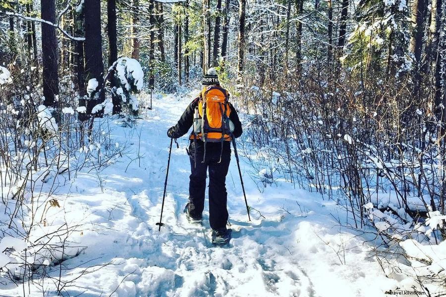 Racchette da neve attraverso il vasto deserto del Minnesota 