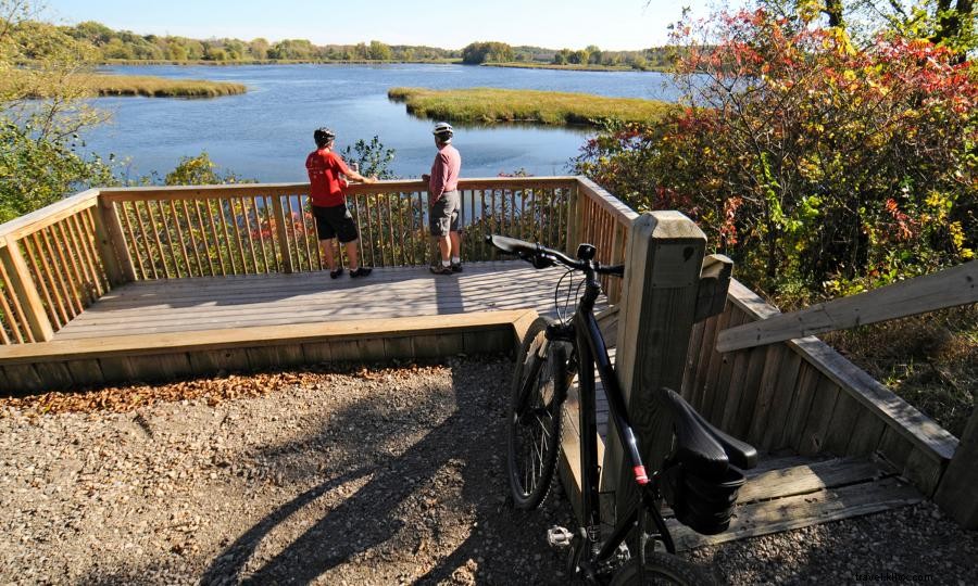 O passeio de bicicleta no outono perfeito ao redor do lago Minnetonka 