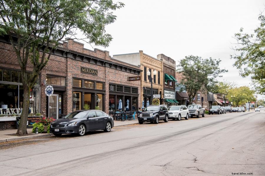 O passeio de bicicleta no outono perfeito ao redor do lago Minnetonka 