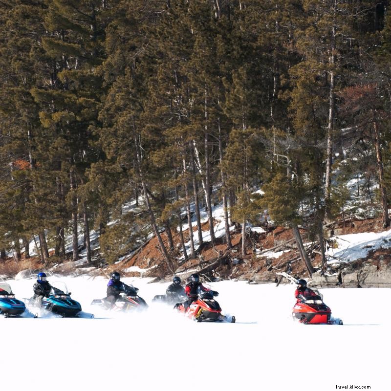Faça snowmobile no seu caminho pelo nordeste de Minnesota 
