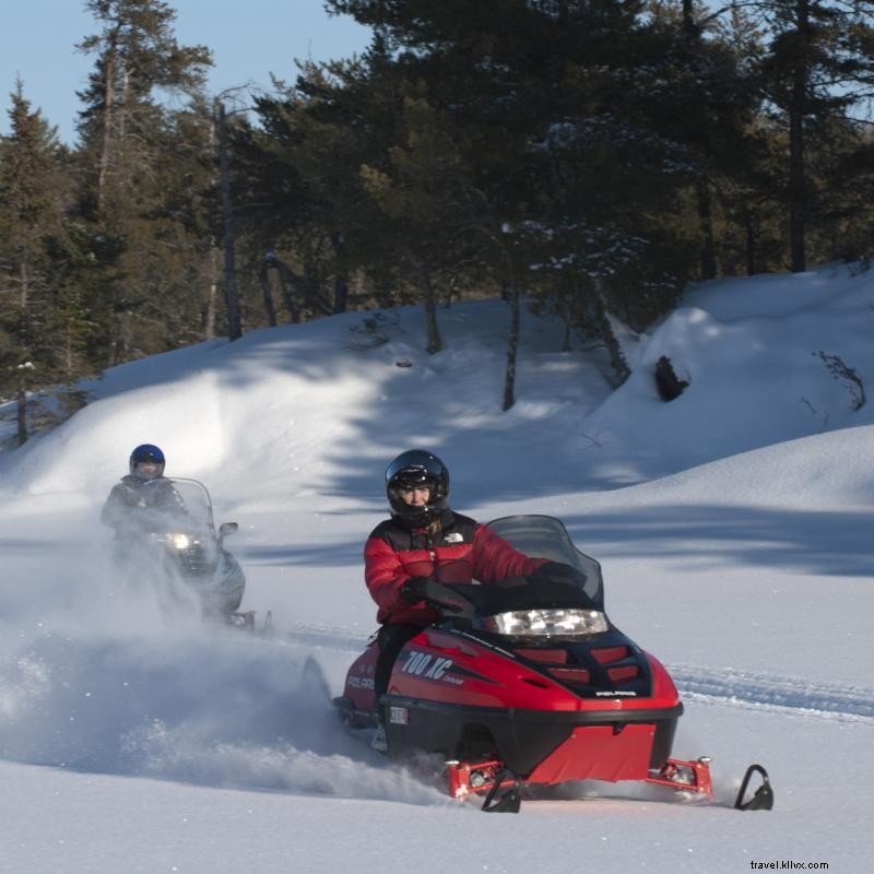 Faça snowmobile no seu caminho pelo nordeste de Minnesota 