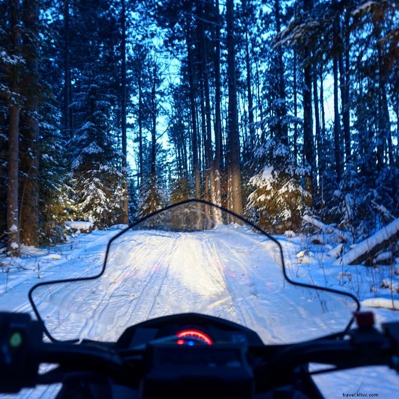 Faça snowmobile no seu caminho pelo nordeste de Minnesota 