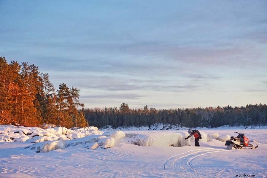 Faça snowmobile no seu caminho pelo nordeste de Minnesota 