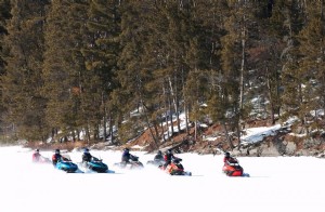Vea vistas espectaculares y vida silvestre mientras conduce una moto de nieve en Minnesota 