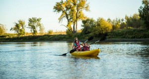 Este Verão, Canoa, Caiaque e pesca em um rio Minnesota 