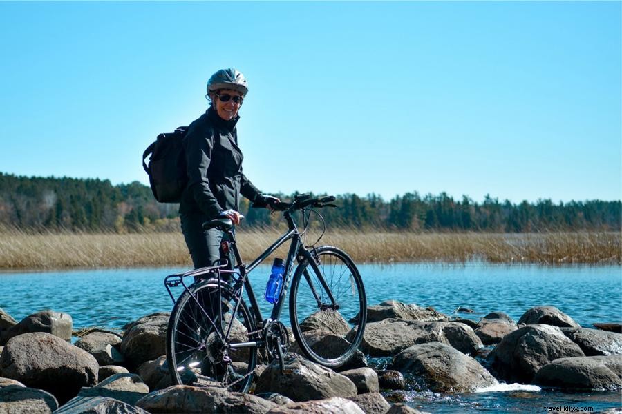 Passeio de bicicleta pela trilha do rio Mississippi em Minnesota 