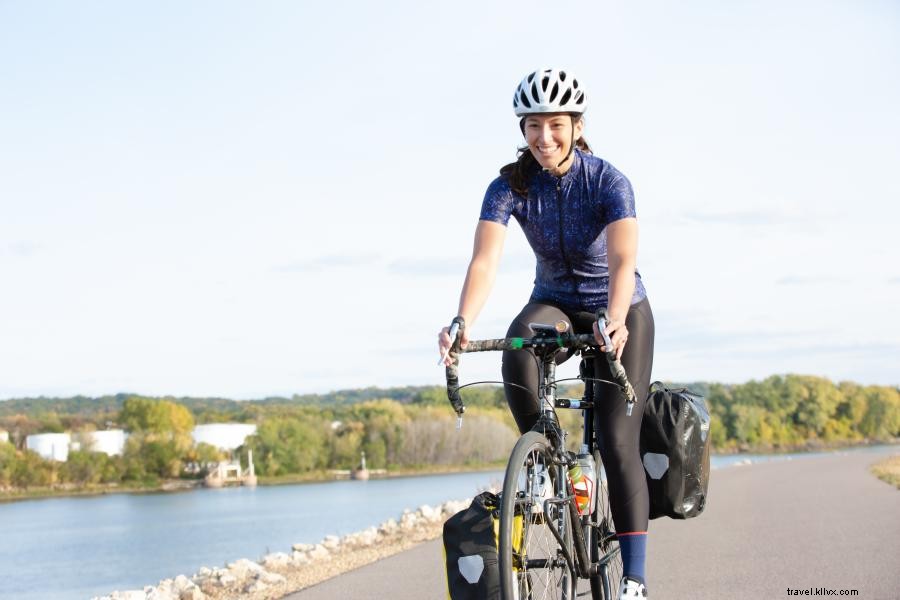 Passeio de bicicleta pela trilha do rio Mississippi em Minnesota 