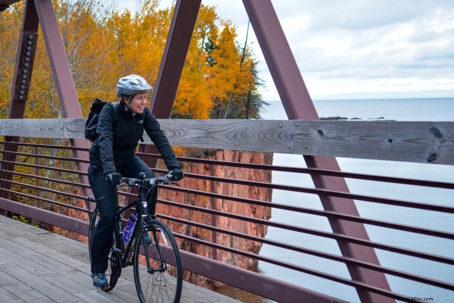 スペリオル湖に沿ってギッチーガミステートトレイルを自転車で走る 