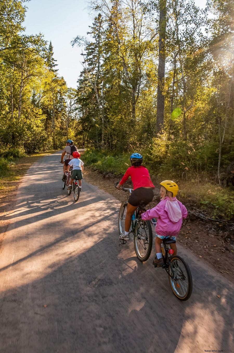 Faites du vélo sur le sentier d État Gitchi-Gami le long du lac Supérieur 