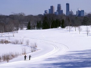 Pratique esqui cross-country no Theodore Wirth Park em Minneapolis 