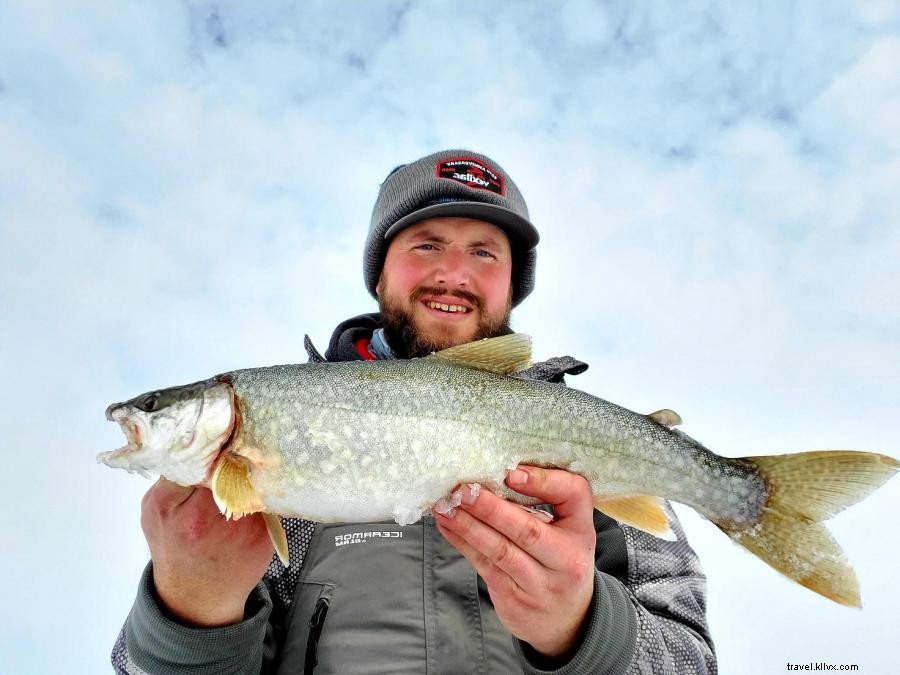 Motoslitta e pesca sul ghiaccio nella regione nord-orientale 