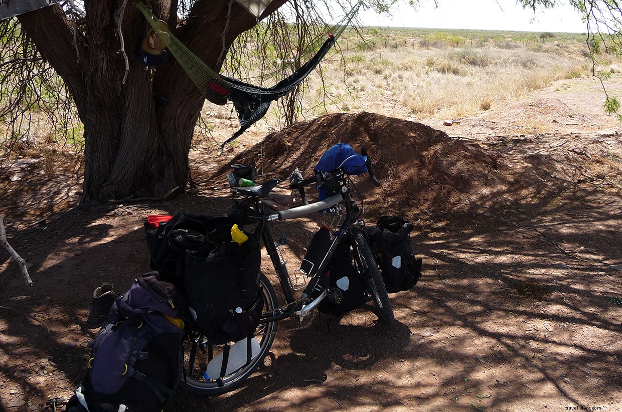 Bersepeda di Kalahari . Afrika Selatan 