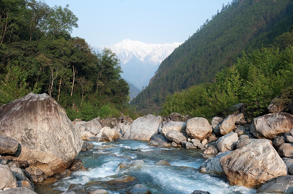 Explorando as montanhas remotas do Himalaia oriental 
