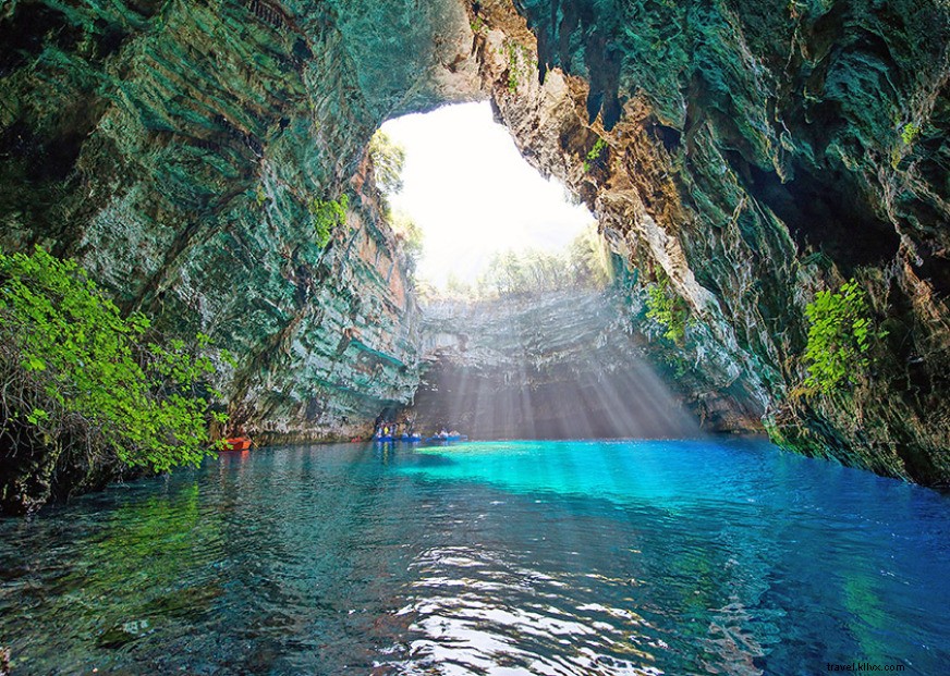 ギリシャの信じられないほどの青い洞窟 