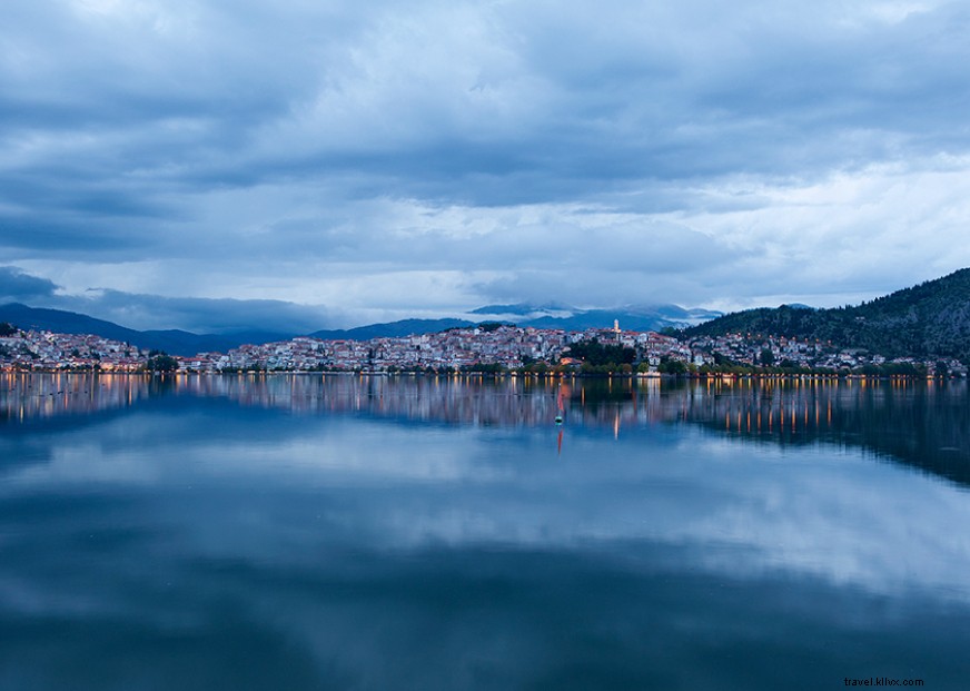 Kastoria:Palazzi, Commercianti di pellicce e passeggiate sul lago 
