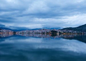 Kastoria:Mansiones, Comerciantes de pieles y paseos junto al lago 