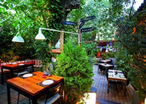 Cinco patios de verano para cenar en Atenas 