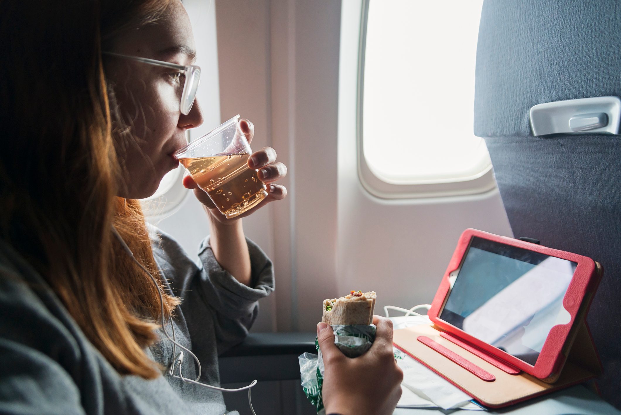 ¿Se puede llevar comida en un avión? Reglas de la TSA que necesita saber 