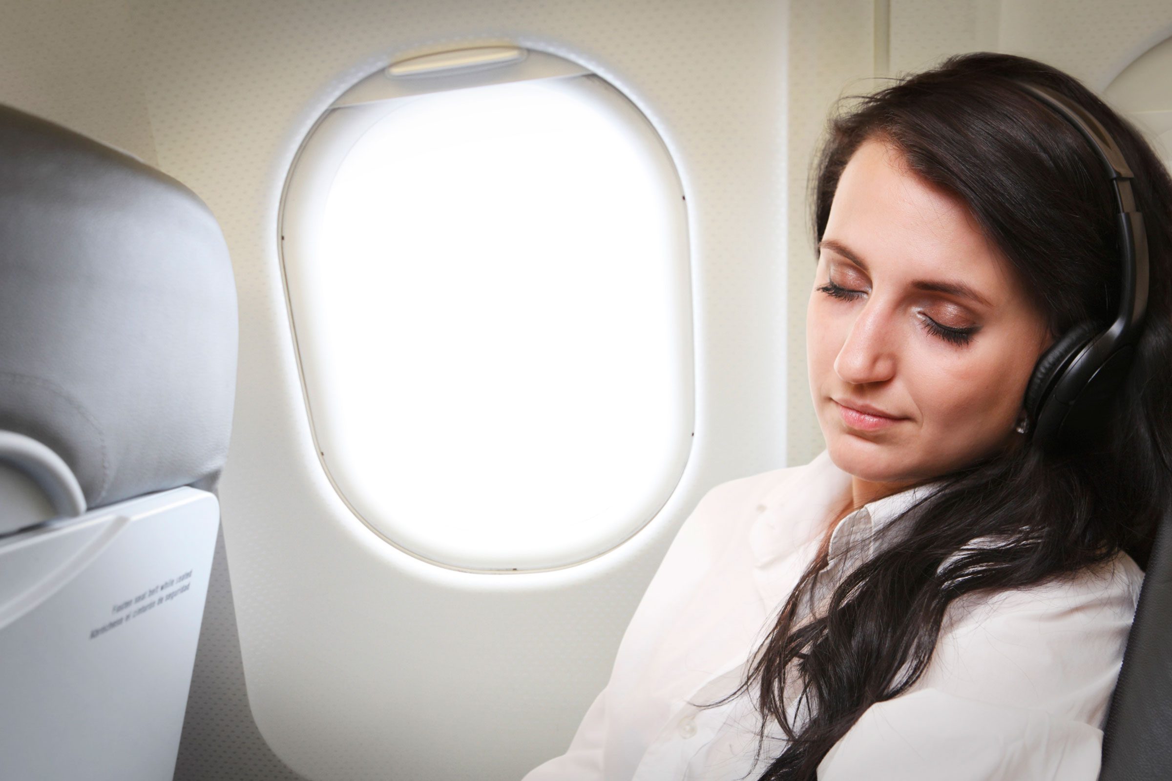8 consejos para conciliar el sueño en un avión 