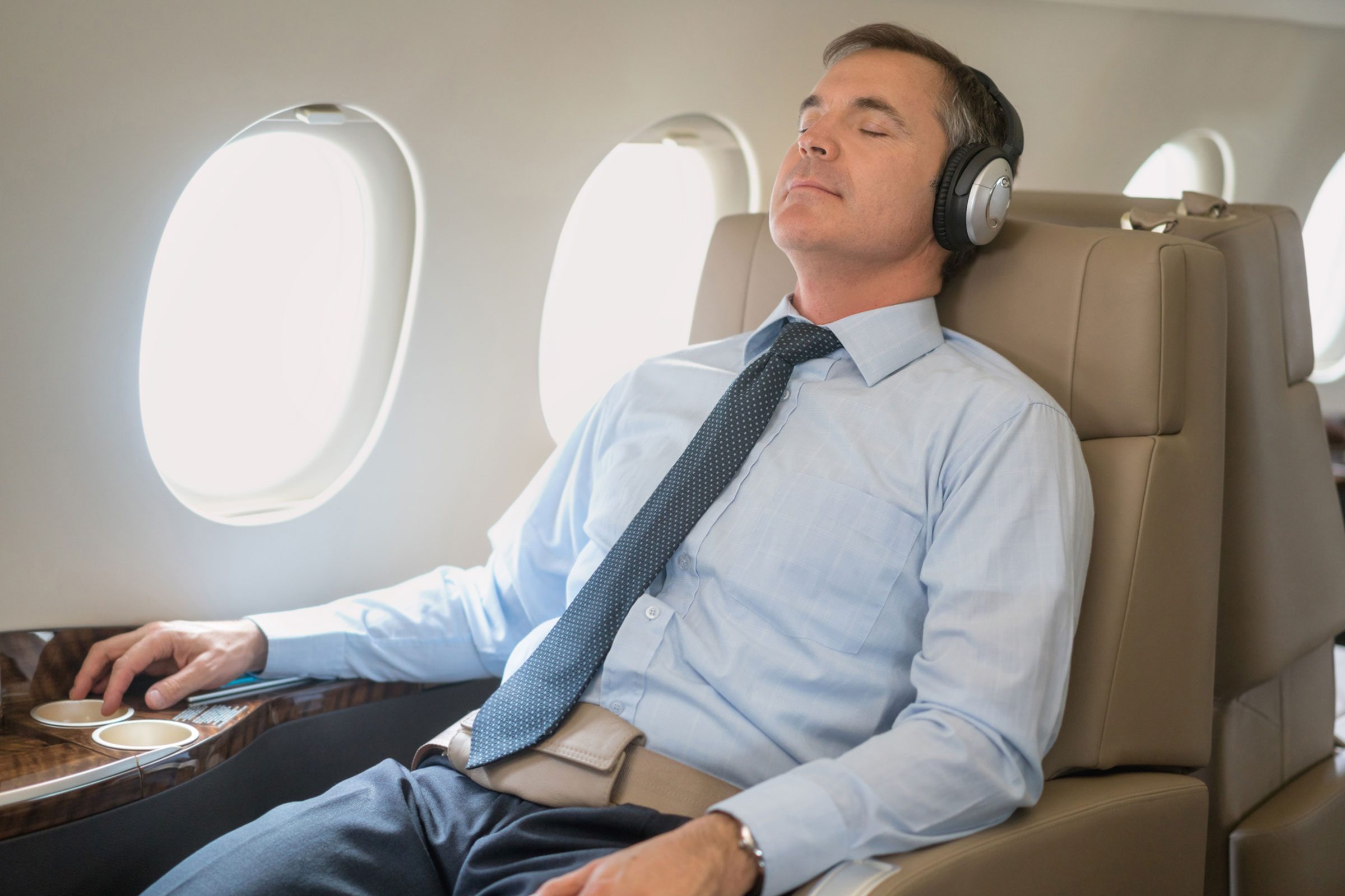 8 dicas para adormecer em um avião 