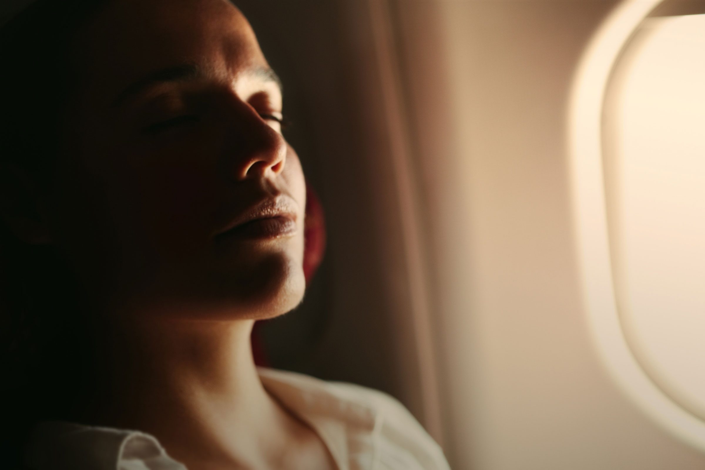 飛行機で眠りにつくための8つのヒント 