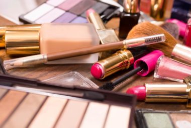 7 astuces incontournables pour emballer le maquillage dans un bagage à main 