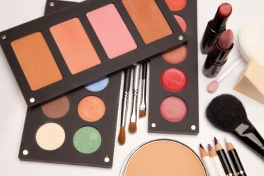 7 astuces incontournables pour emballer le maquillage dans un bagage à main 