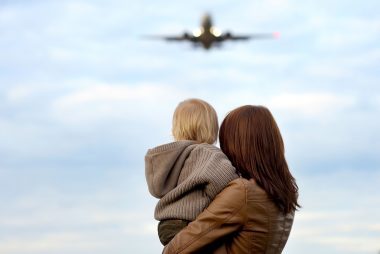 I 7 errori peggiori che i genitori fanno quando volano con il loro bambino 