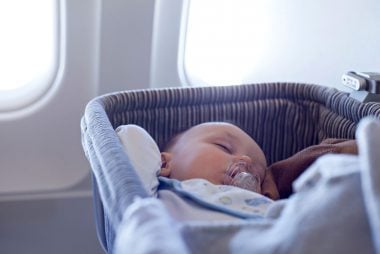 Los 7 peores errores que cometen los padres al volar con su bebé 