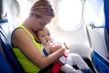 Os 7 piores erros que os pais cometem ao voar com seu bebê 