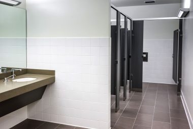 8 reglas de etiqueta tácitas para usar un baño público 