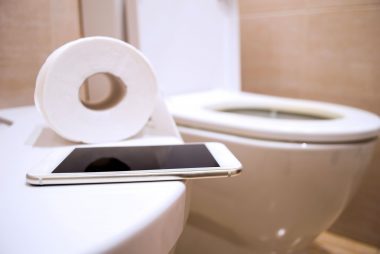 8 Aturan Etiket Tak Terucapkan untuk Menggunakan Toilet Umum 