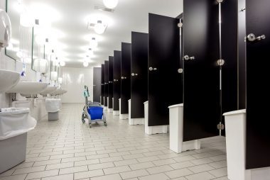 8 regras de etiqueta tácitas para usar um banheiro público 