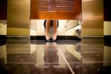 8 reglas de etiqueta tácitas para usar un baño público 