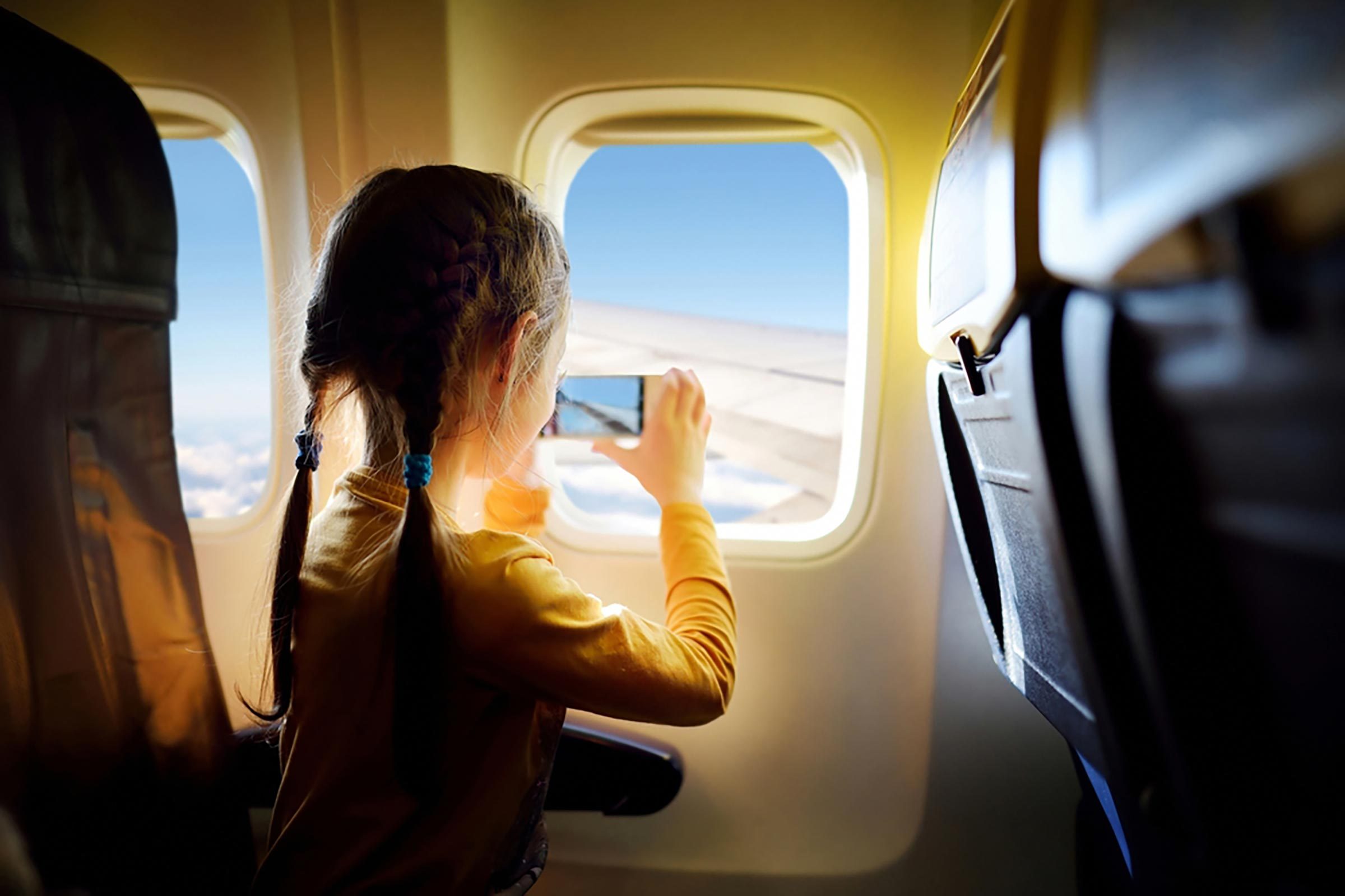 10 scorciatoie geniali per mantenere la tua sanità mentale quando voli con i bambini 