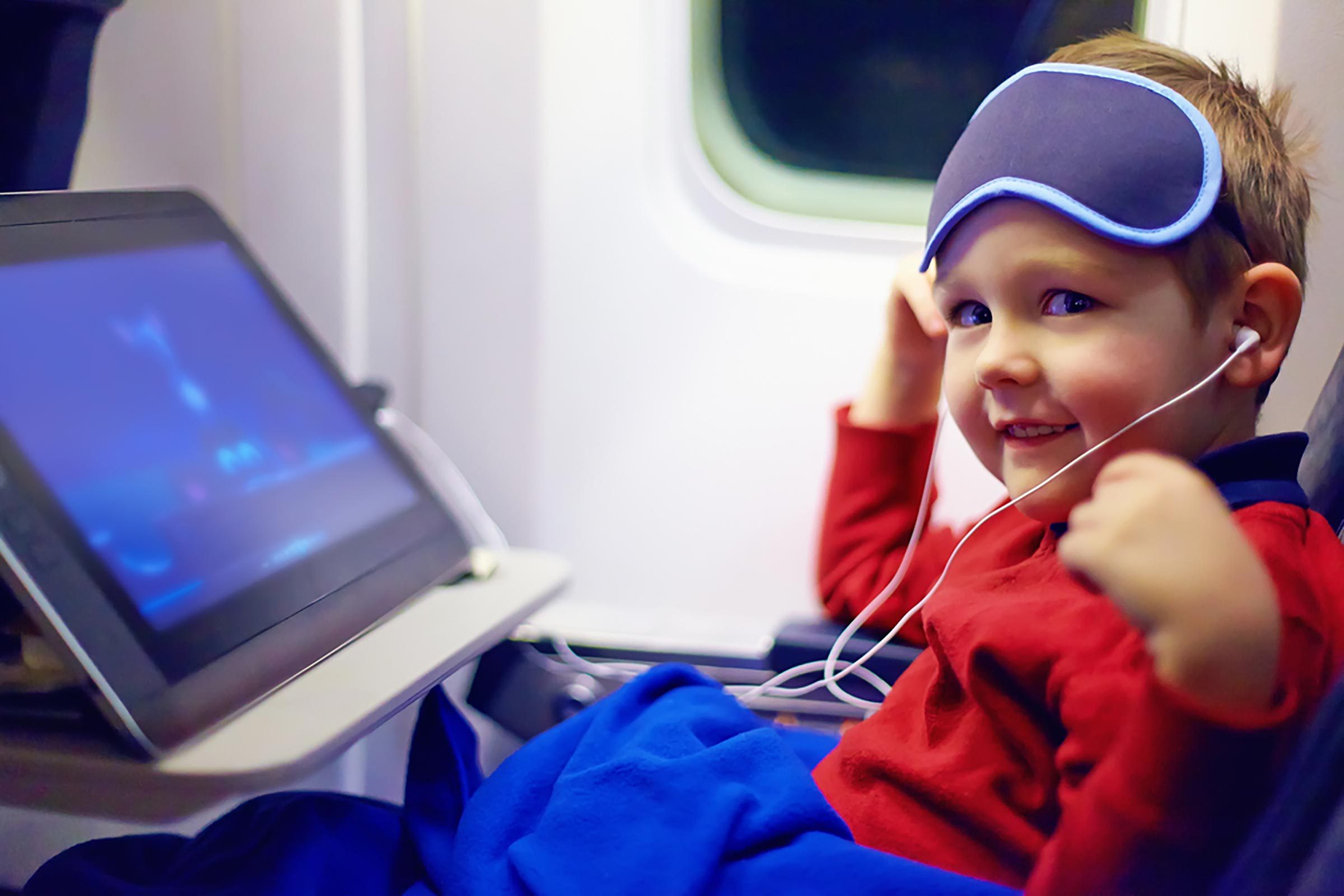 10 Cara Pintas Jenius untuk Menjaga Kewarasan Anda Saat Terbang Bersama Anak 