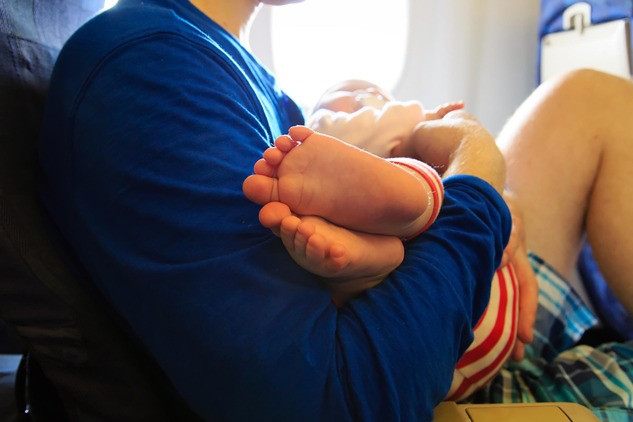 10 scorciatoie geniali per mantenere la tua sanità mentale quando voli con i bambini 