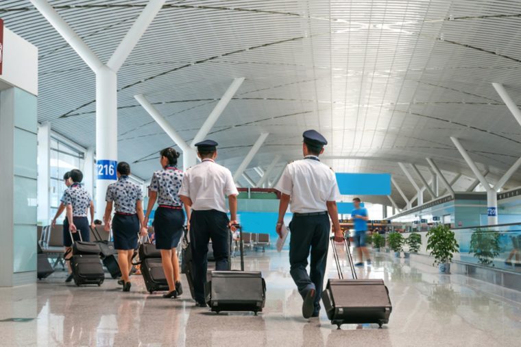 Aquí está todo lo que necesita saber para convertirse en asistente de vuelo 