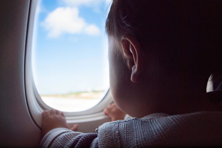 7 maneras de calmar los oídos de sus hijos en su próximo vuelo 