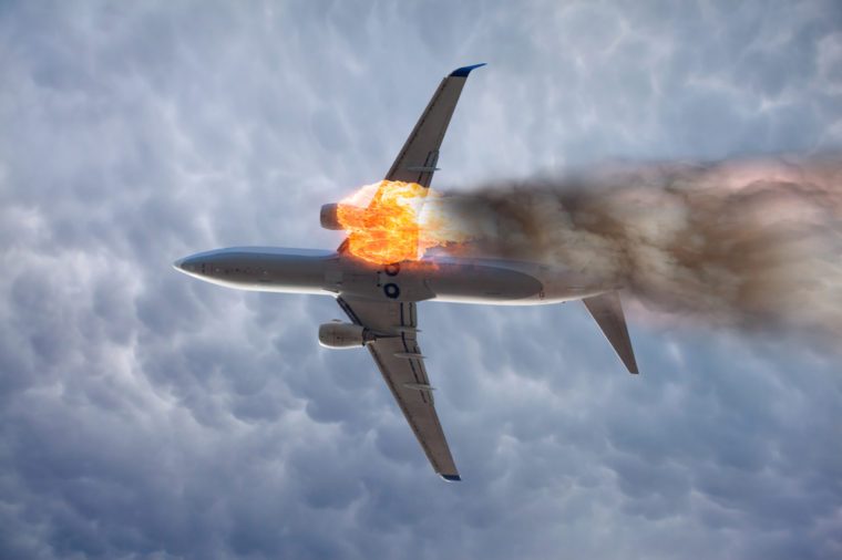 10 de las teorías de conspiración de aviación más locas de la historia 