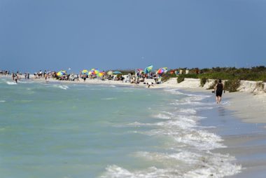 20 Pantai Keluarga Menakjubkan Yang Harus Anda Kunjungi Musim Panas Ini 