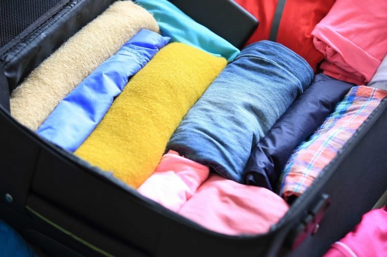 10 astuces brillantes pour tout serrer dans vos bagages 