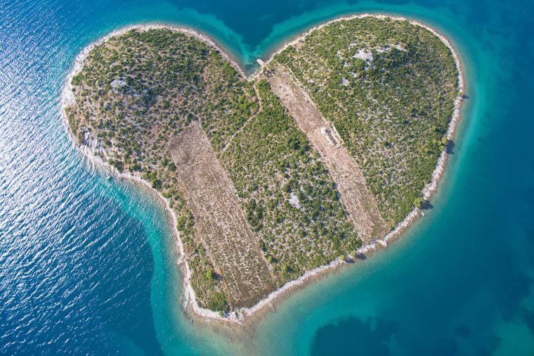 9つのハート型の島々と世界中の湖 