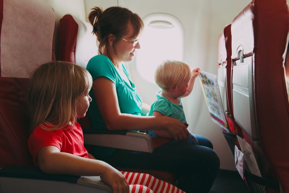 客室乗務員とパイロットから子供と一緒に飛ぶための21の秘密 